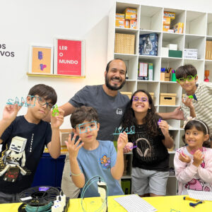 Crianças participando de oficina lúdica de arte e tecnologia no pequenoLab