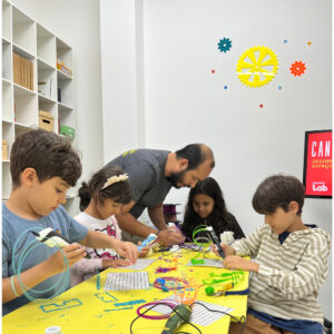 Crianças participando de oficina lúdica de arte, ciência e tecnologia do pequenoLab
