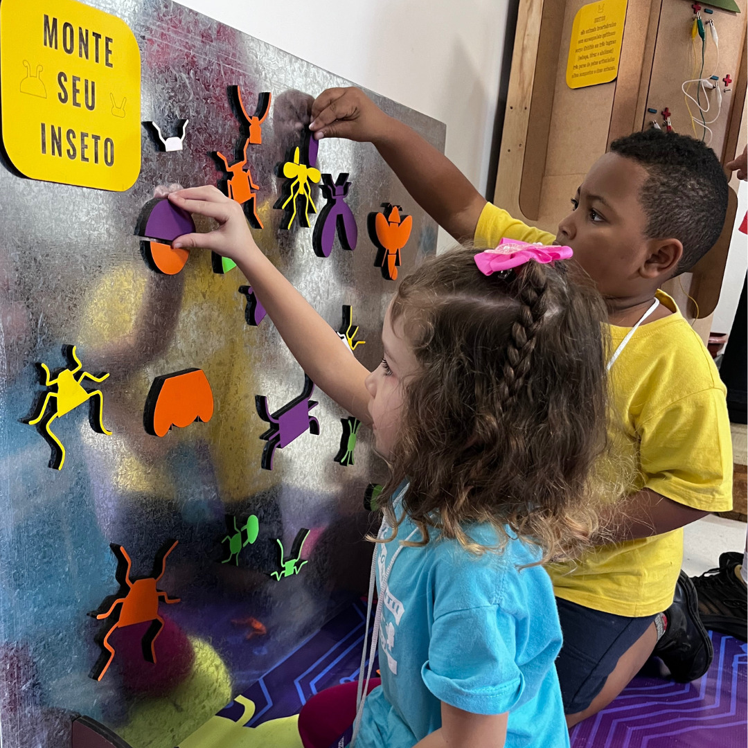 exposição interativa para crianças sobre insetos do pequenolab