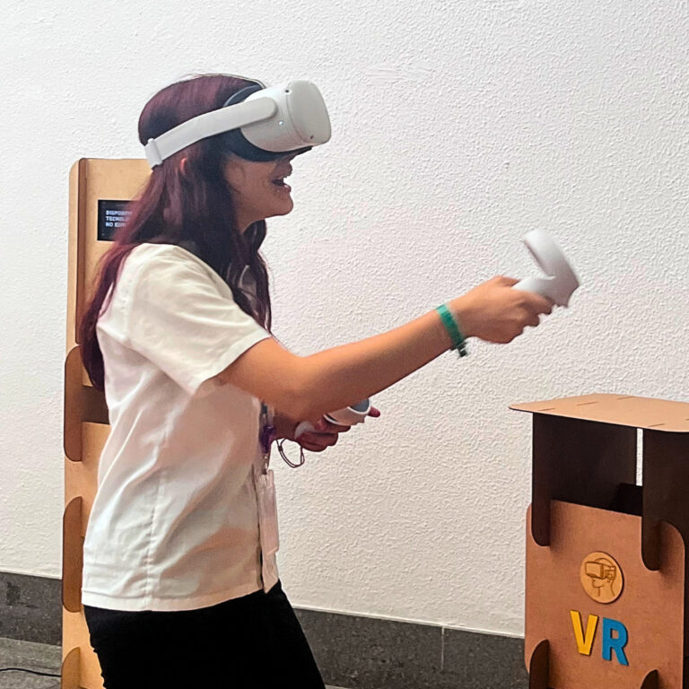 Experiência interativa com realidade virtual para jovens feita pelo pequenolab