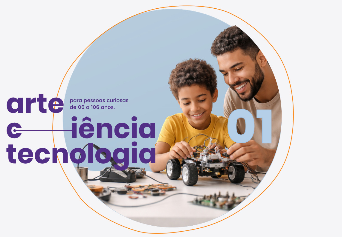 Adulto e criança participando juntos de oficina criativa do pequenoLab