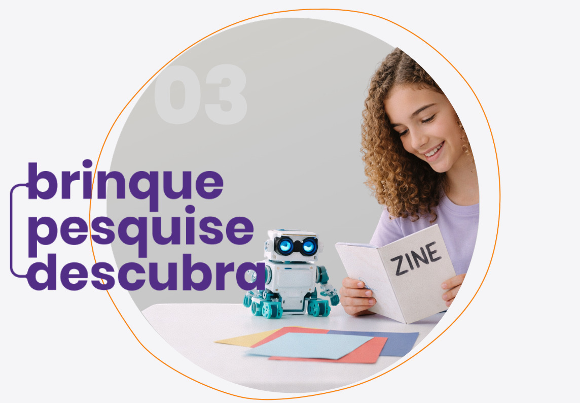 Jovem sorrindo com robô e zine sobre a mesa, com o texto brinque, pesquise, descubra — banner do pequenoLab